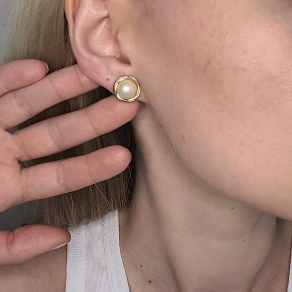 Bundle 2 pair Vintage Minimalist Gold/Pearl Earrings - Picture 2 of 8